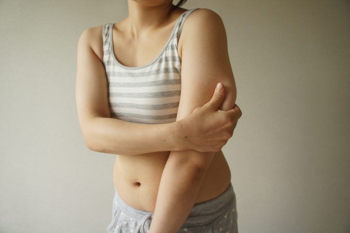 二の腕がブルンブルンになる理由