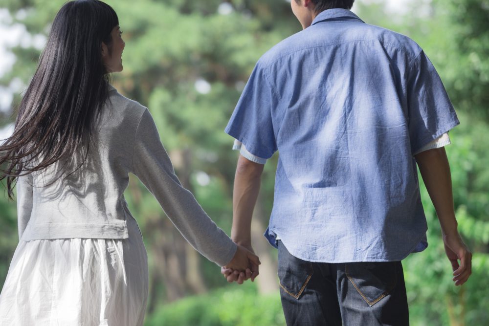 道を歩くカップル