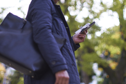 住宅街　帰宅する女性　仕事、会社