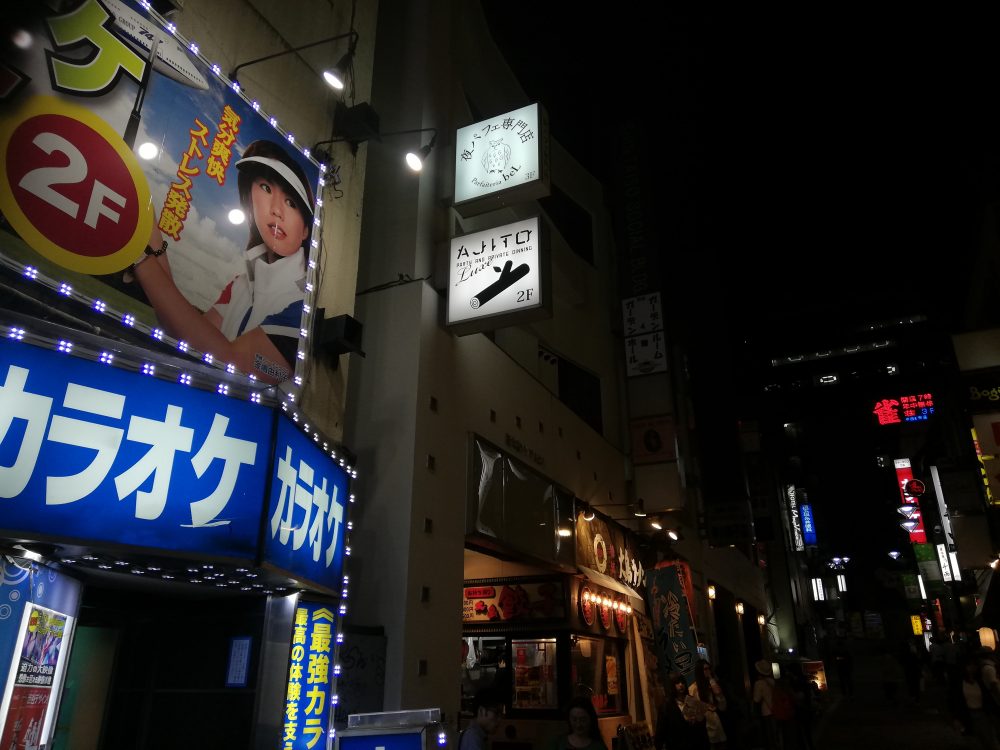 夜パフェ専門店「パフェテリア　ベル」