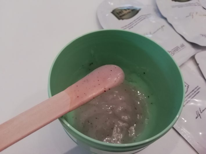 2 スパチュラでパウダーの粉感がなくなるまですばやく混ぜます。