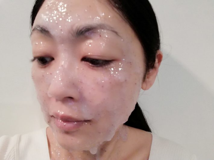 3 マスクをスパチュラで顔に均等にのばします。