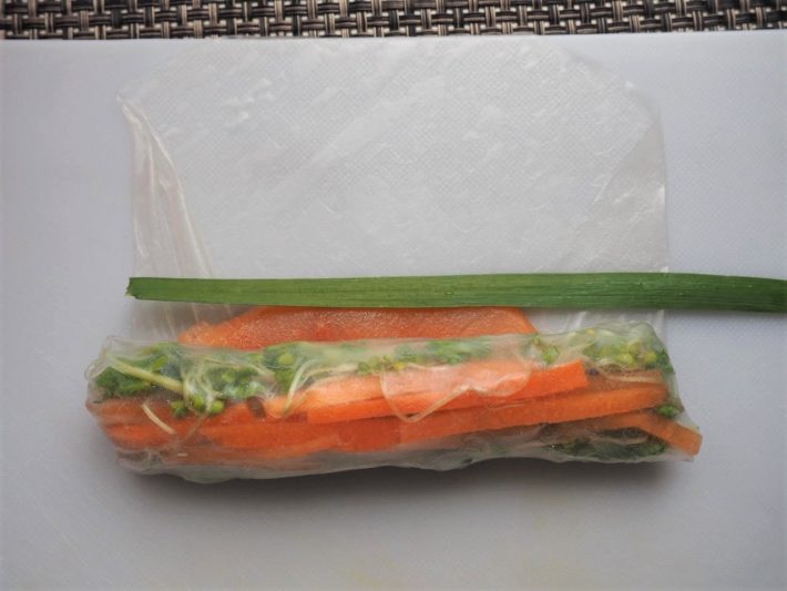 ニラはサーモンの上に乗せ先端が出るように巻く