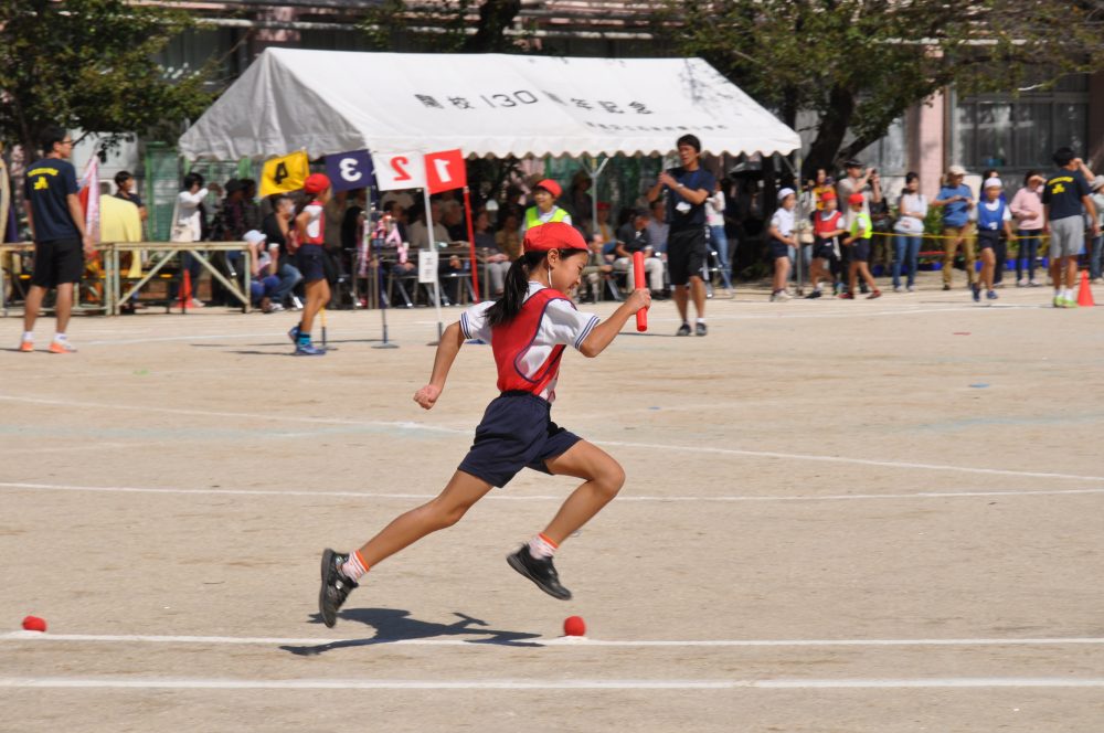 運動会　リレー　バトン　走る