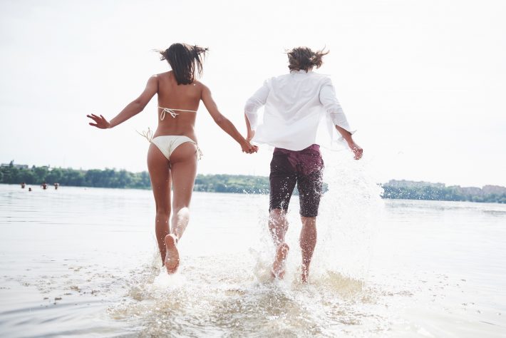 彼の前で白い水着を着て大ピンチ！