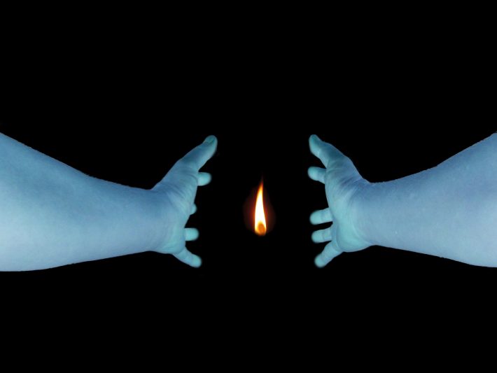 リビングを回る火の玉のイメージ