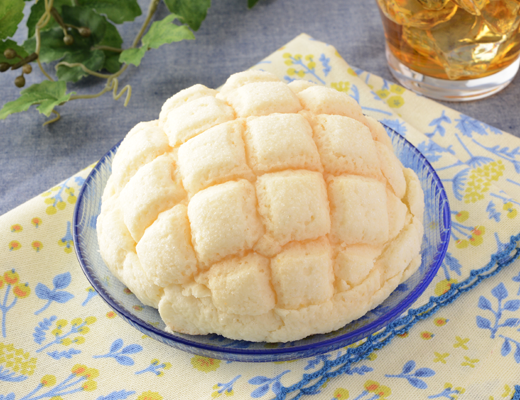 ローソン「チーズケーキ！？メロンパン～ブルーベリークリーム＆チーズホイップ～」￥150