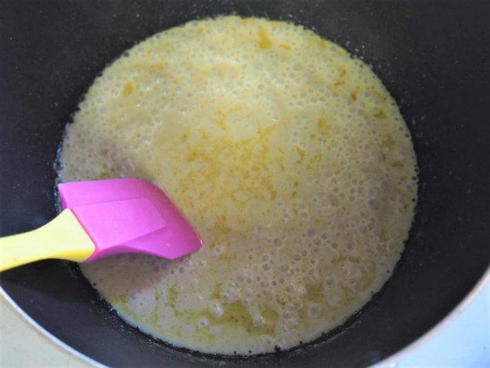 「ロイタイ グリーンカレースープ」煮立たせ1分、食材を加えて7,8分