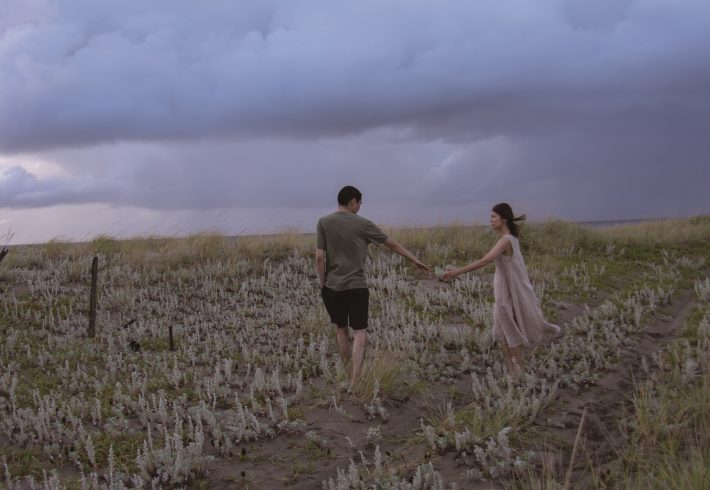 『火口のふたり』より