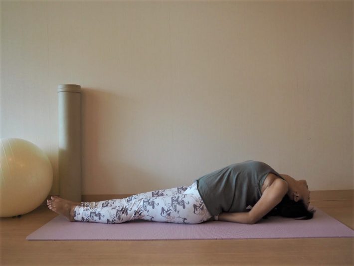 顔をスッキリさせるヨガ３