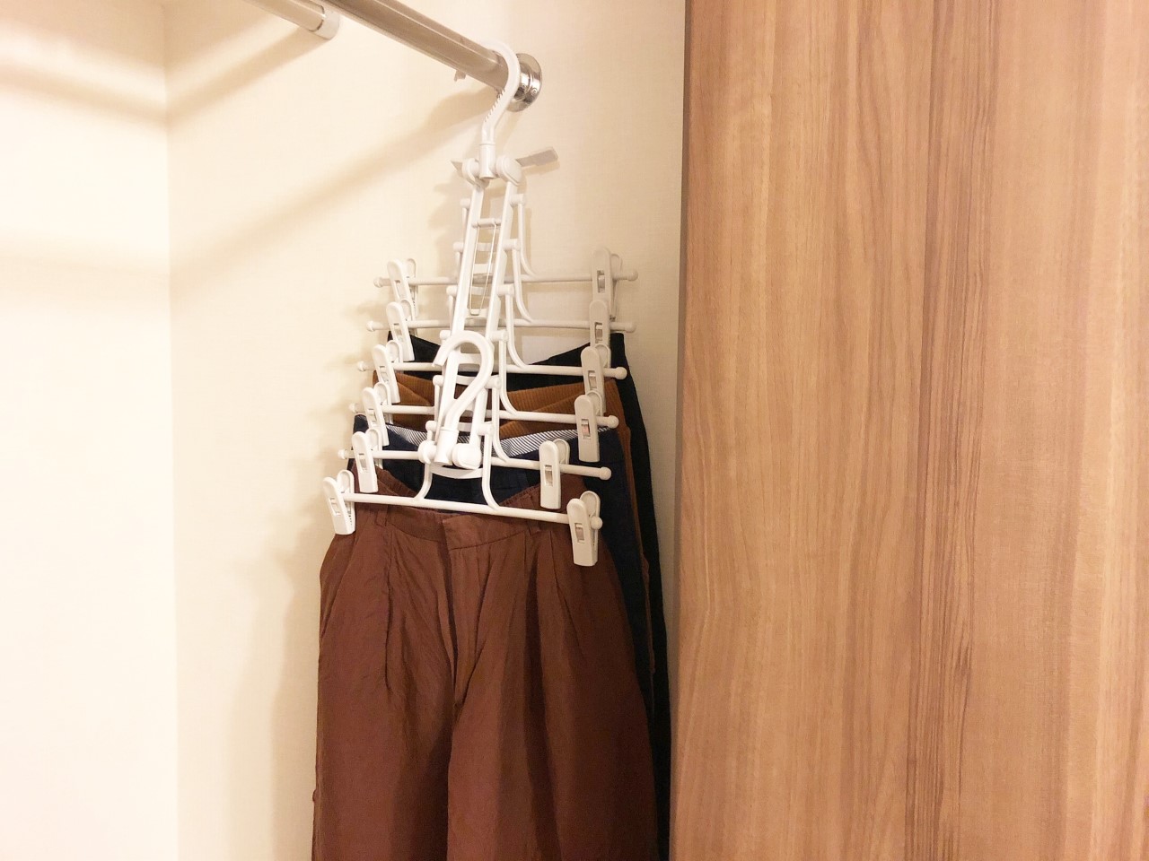 「ズボンハンガー 多機能 折りたたみ ハンガー」￥1,499