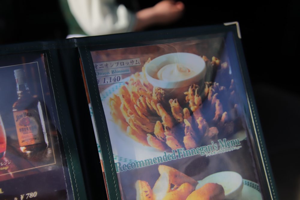 フィネガンズ・バー＆グリル「オニオンブロッサム」（￥1,140）、「フィネガンズ・サンドウィッチセット」（￥1,890）