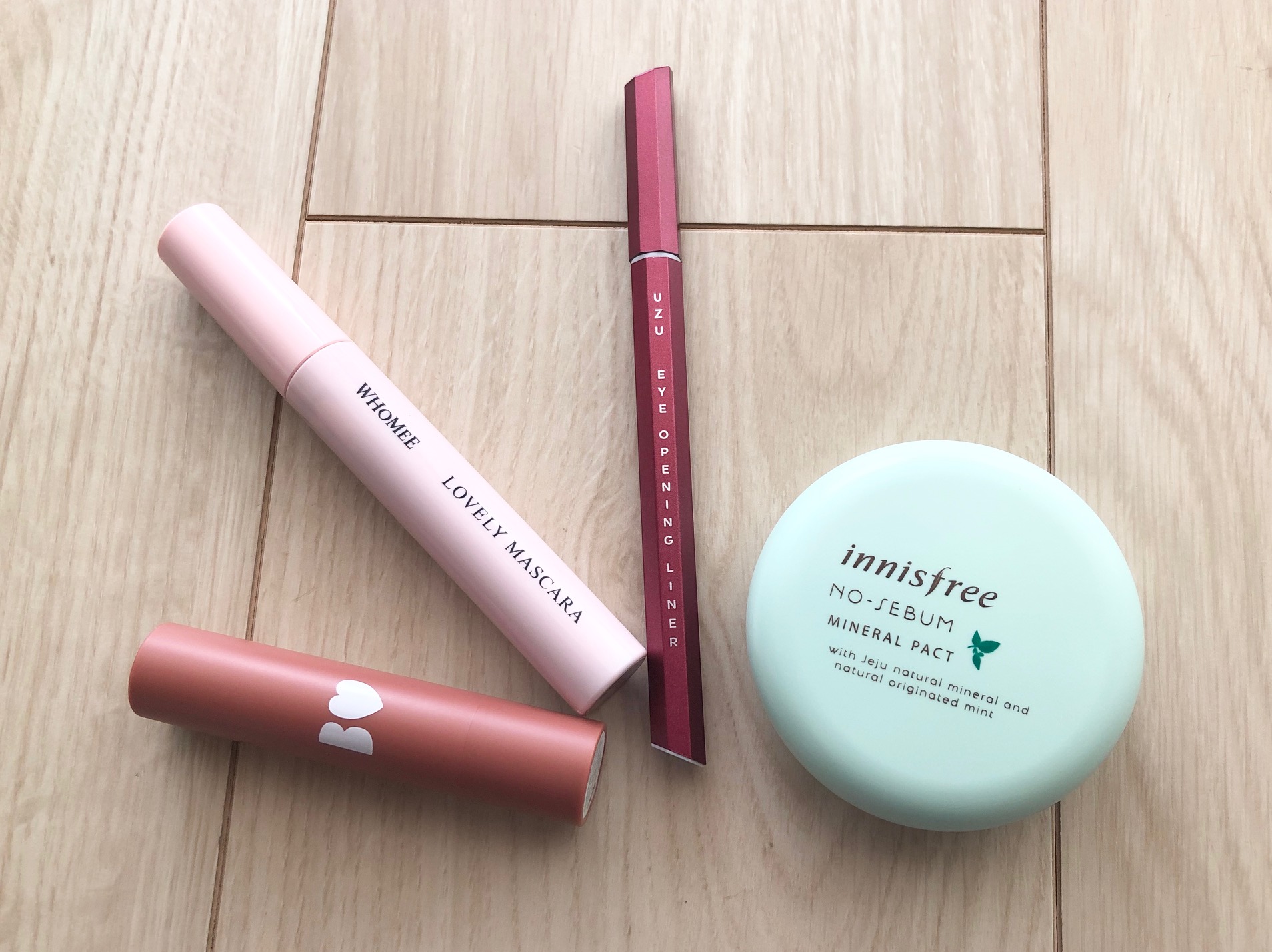 イニスフリー【ノーセバム ミネラルパクト】1,200円、whomee【ロング＆カールマスカラ】1,500円、UZU BY FLOWFUSHI【UZU アイオープニングライナー】1,500円、B IDOL【つやぷるリップ】1,400円