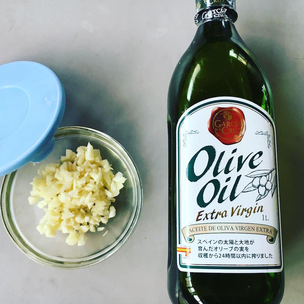 にんにくはオリーブオイルに漬ける
