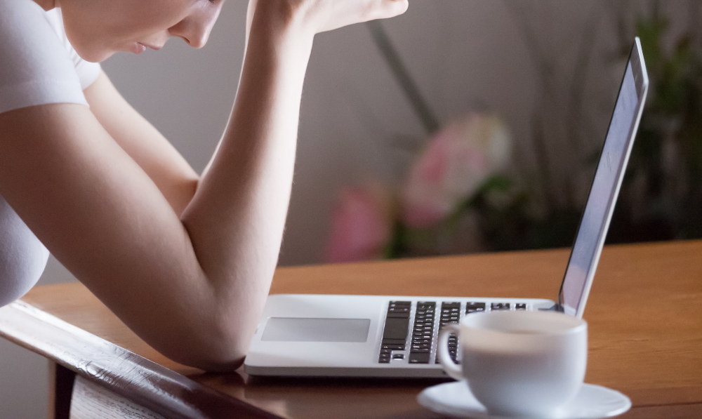 パソコン　SNS　落ち込む　女性