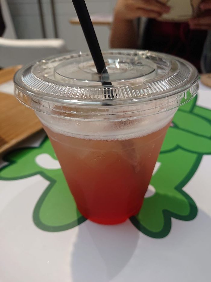 おっさんずラブカフェ『黒澤部長の情熱ローズソーダ』