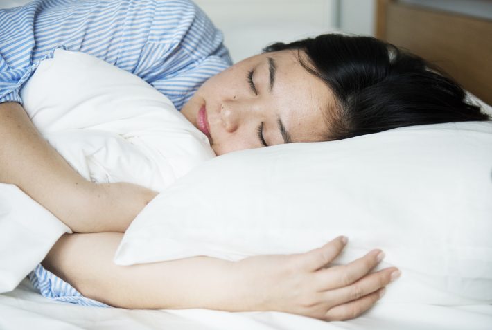 寝ている間にオナラをしている女性