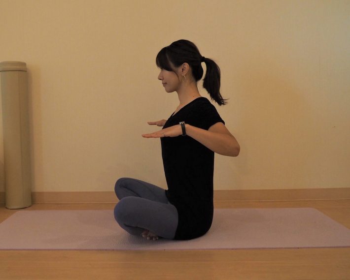 スマホをいじる姿勢を改善2