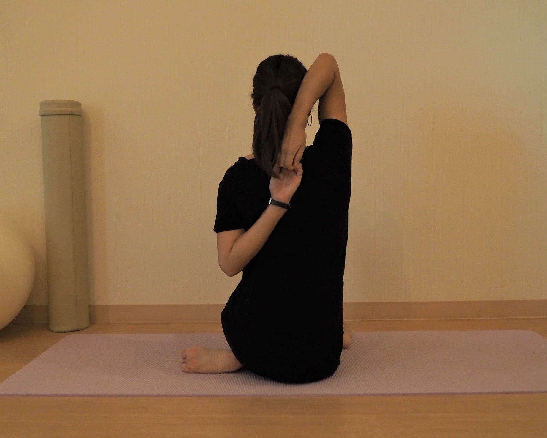 対スマホジワ「牛の顔のポーズ」3・後ろ