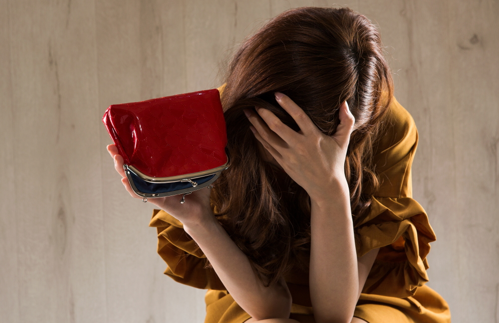 お金がない　財布が空　女性