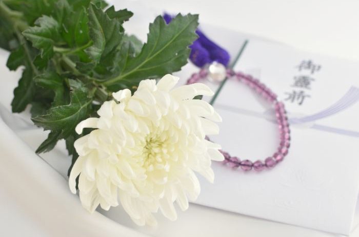 香典袋、数珠、菊の花、仏事、お葬式