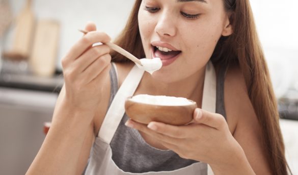 ヨーグルトを食べる女性