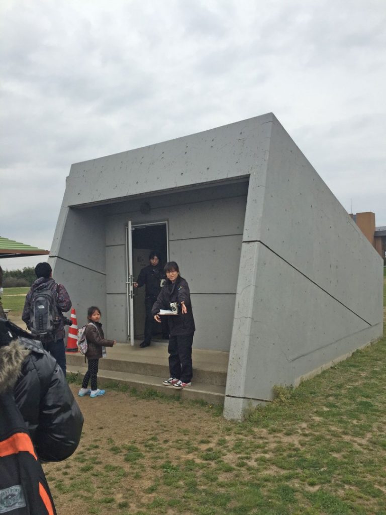 サッカー場の横に突然生えてる入り口