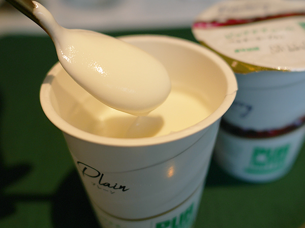 「ベルギーヨーグルト ピュアナチュール プレーン 砂糖不使用」 105g　166円、「ベルギーヨーグルト ピュアナチュール ブルーベリー」　100g　183円