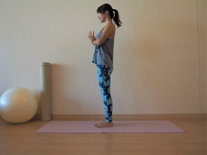 上体を反らせるポーズ1