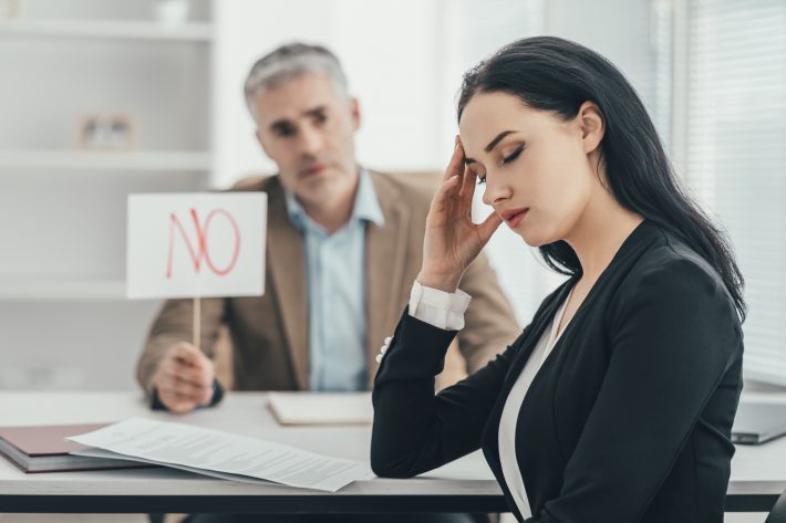 年齢を伝えたら不採用にされ落ち込む女性