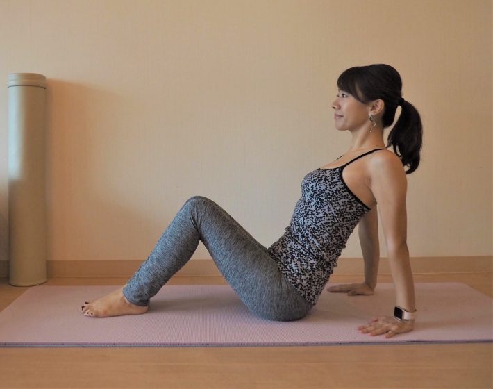 (1) ひざを立てて座る