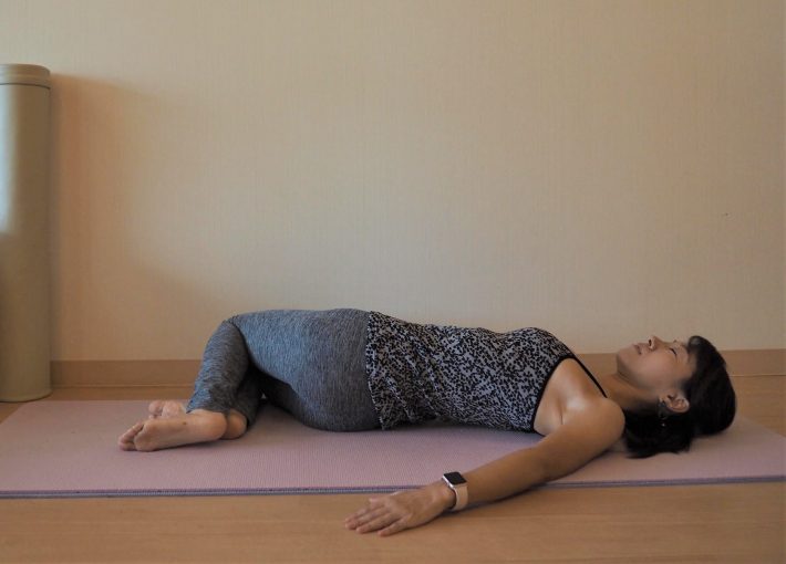 (1) ひざを立てた仰向けの姿勢をとり、前のストレッチと同様に両ひざを揃えて右・左に倒す