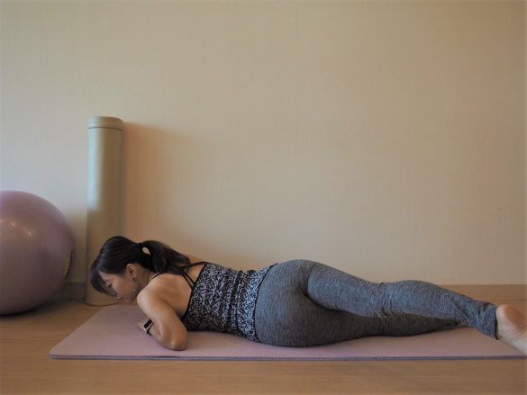 (1) うつ伏せになり、両手は胸の下で重ねておく