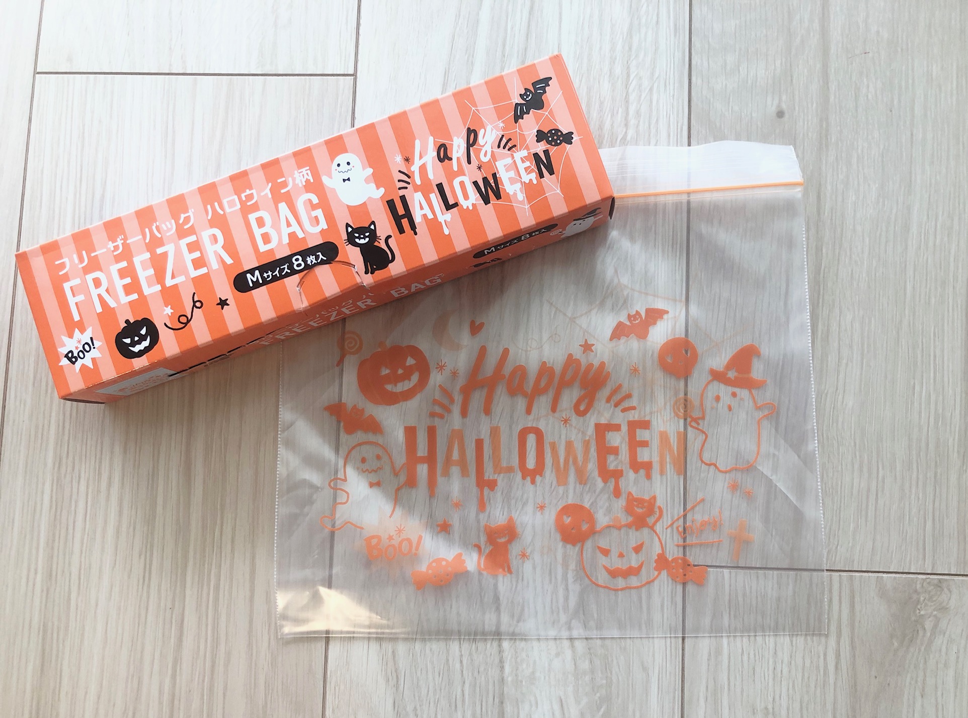 セリア　ハロウィングッズ　「フリーザーバッグ ハロウィン柄M 8枚入り」100円