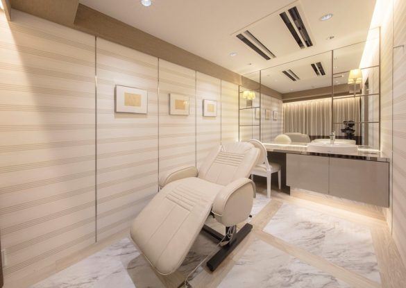 施術は個室で行う