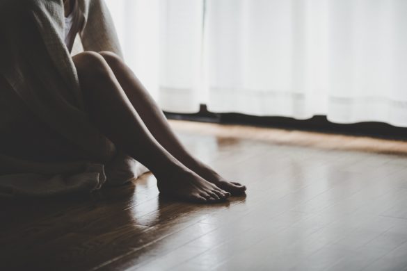 落ち込む女性　引きこもる女性