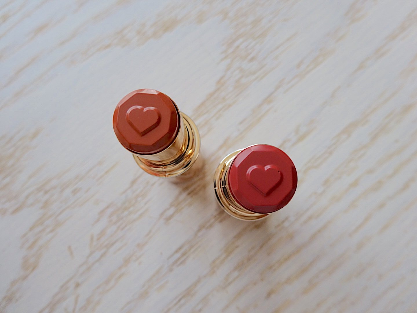 キャンメイク「No.04 キャラメルテラコッタ」800円、キャンメイク「No.05 ストロベリーモカ」800円