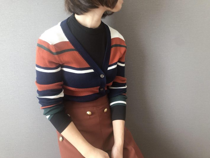 カーディガンに合わせるのもおすすめ