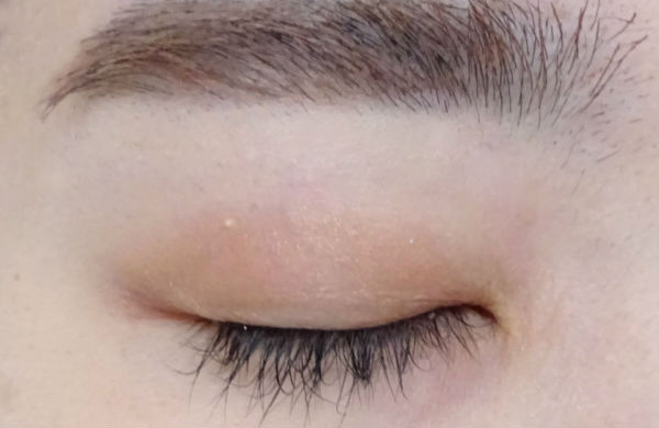 やり方を解説！一重／奥二重さんのアイメイク方法①淡いカラーをまぶた全体に塗る