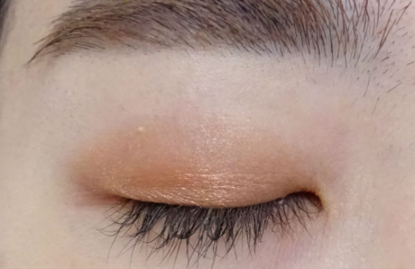 やり方を解説！一重／奥二重さんのアイメイク方法②中間カラーを目尻中心に塗る