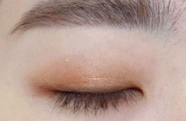 やり方を解説！一重／奥二重さんのアイメイク方法③締め色を目のキワに塗る