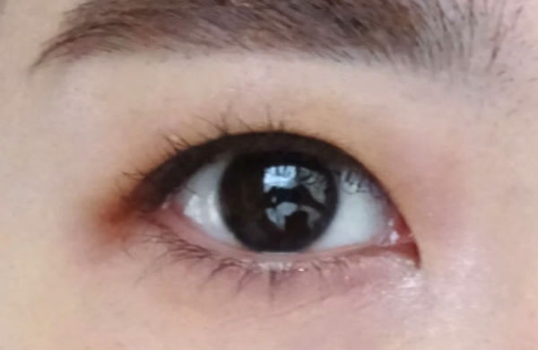 やり方を解説！一重／奥二重さんのアイメイク方法④ビューラーでまつげを扇状にカール