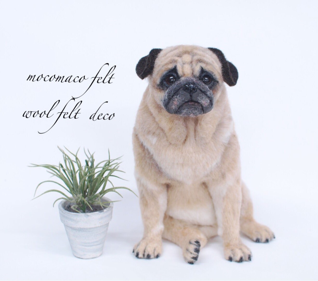@MocomacoFさんの羊毛フェルト作品　シワの再現率が見事な「パグ」