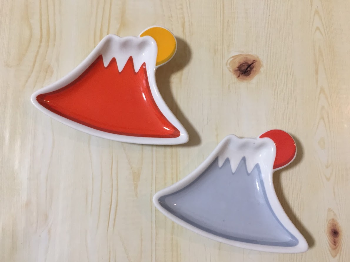 ３COINS「陶器置き飾り」300円