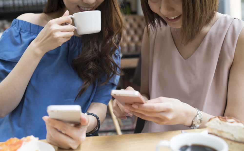 女子会　カフェ　スマホ　SNS