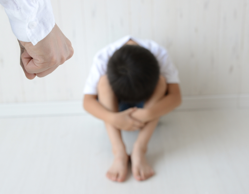虐待を受ける男の子