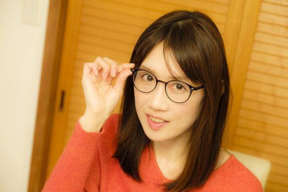 「JINS Switch READING」ボストン型をかけた、にらさわさん