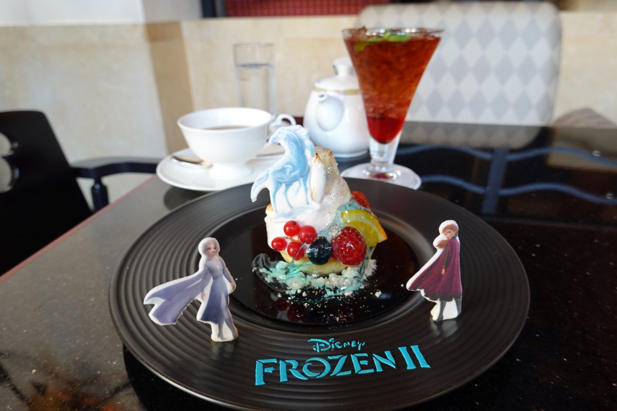 ディズニーアンバサダーホテル「ハイピリオン・ラウンジ」 ディズニー映画『アナと雪の女王2』スペシャルケーキセット（¥2,000）