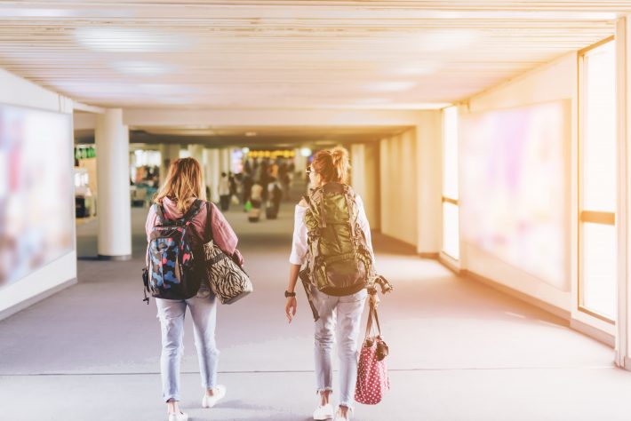 空港で喧嘩する女性、パスポート忘れたほうがなぜかキレる