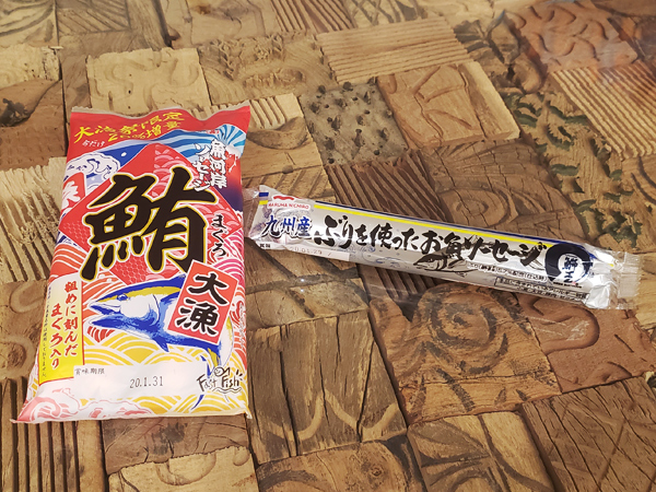種類豊富に大進化！ 「魚肉ソーセージダイエット」はこうやるべし！　左：魚河岸ソーセージ 鮪（丸善） 右：ぶりを使ったお魚ソーセージ（マルハニチロ）
